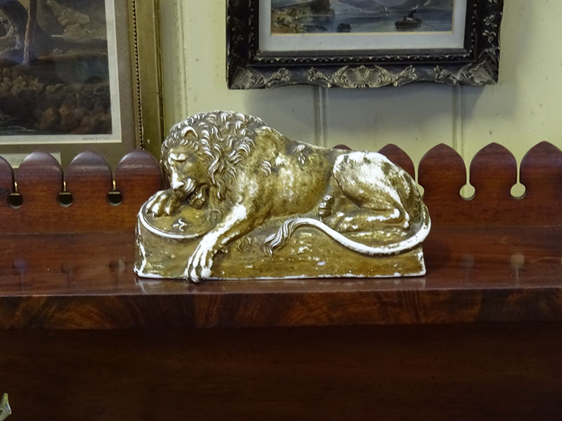 Gilt porcelain lion 'Eneret